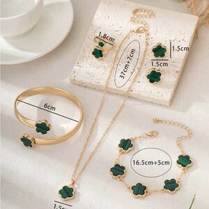 Elegant Gold and Green Clover Jewelry Set